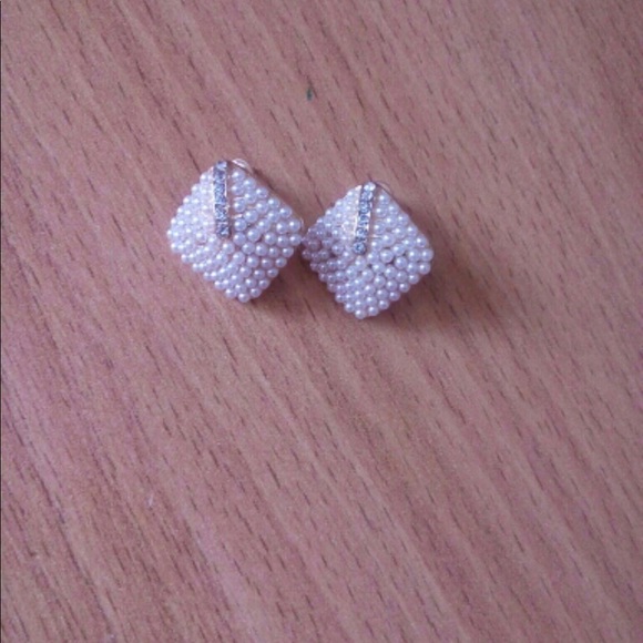 Pearl Studs Earrings 💎 - Picture 3 of 5